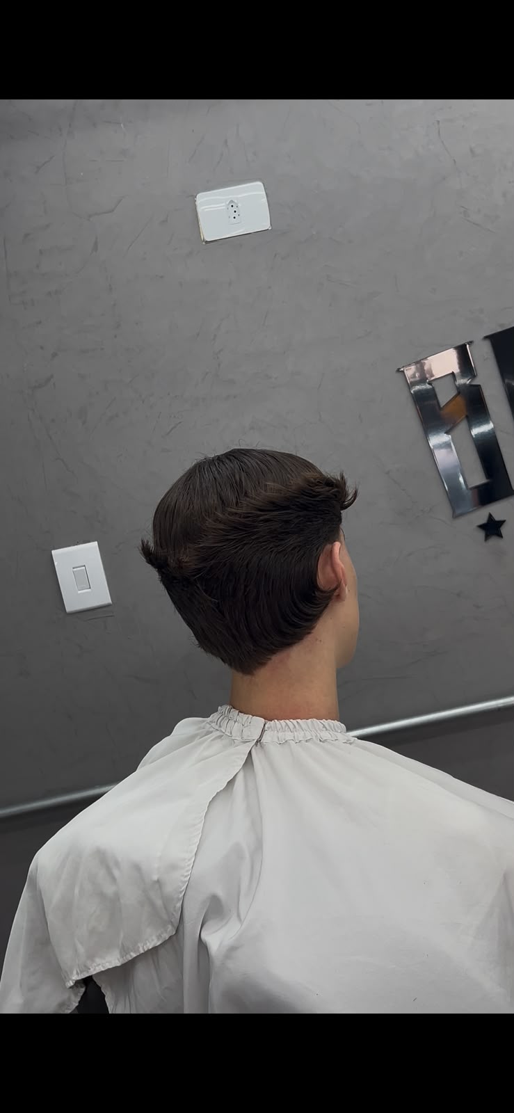 Resultado real de corte masculino na tesoura visto de perfil