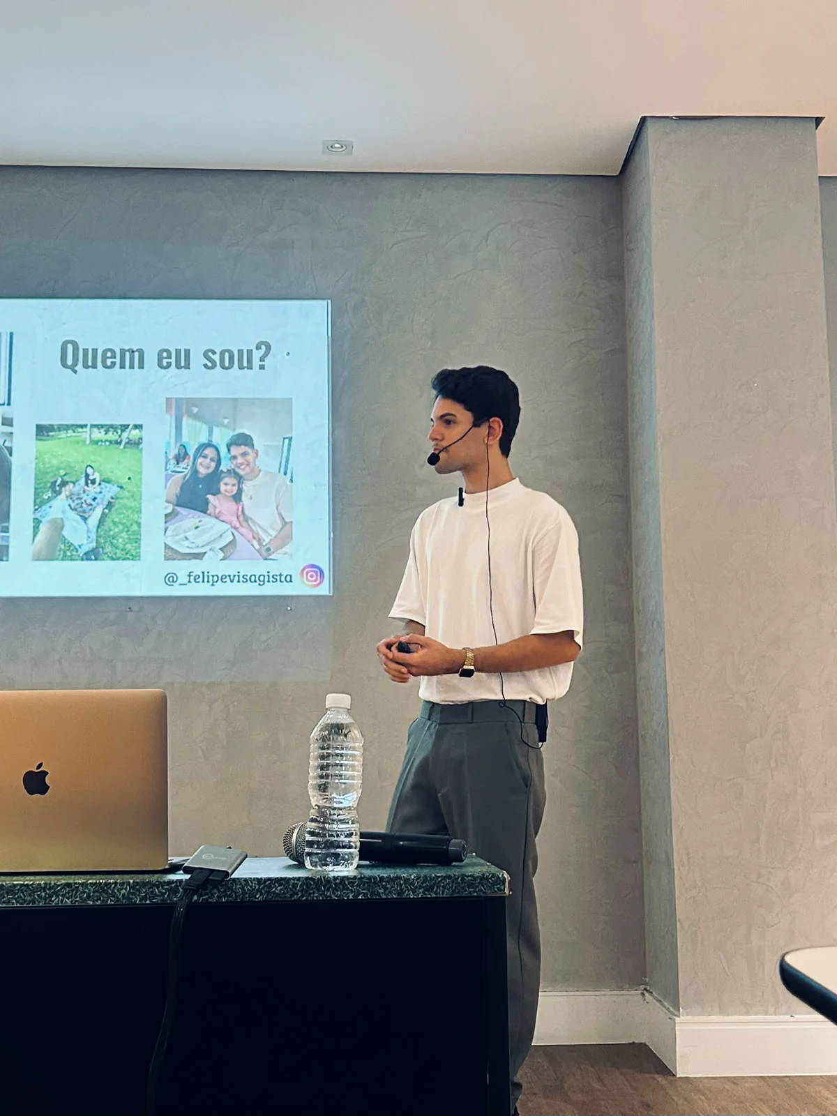 Felipe Entriportes ministrando uma aula para profissionais da barbearia